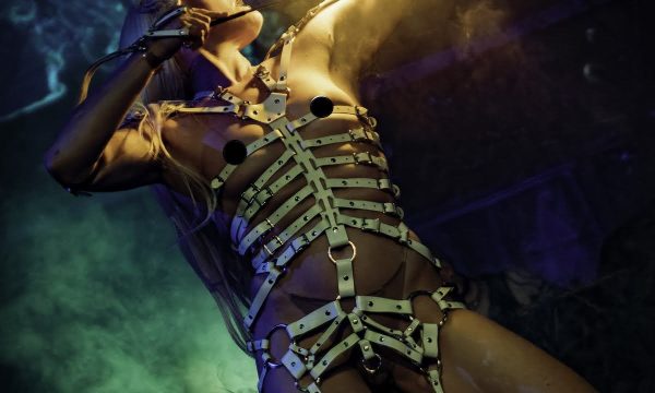 Demonia "DARK RITUALS" SOIRÉE FET1SH, CLUBBING & BD$M
La Nuit Dèmonia est l’événement fétichiste et BD$M incontournable en France depuis 1993. Elle attire un public international avec des performances audacieuses, un dancefloor électrisant et un dress code strict (latex, cuir, vinyle, wetlook). Elle investit les plus grands clubs parisiens tout en repoussant sans cesse les limites de la scène alternative. Cette édition sera la soirée de clôture de la Paris Fetish Week, qui se déroule du 23 au 25 octobre 2025 dans différents lieux parisiens.