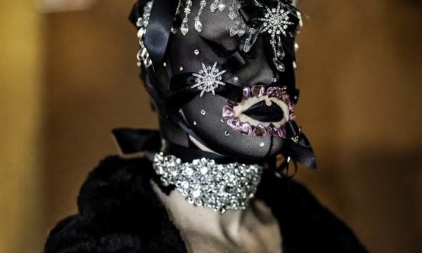 Demonia "DARK RITUALS" SOIRÉE FET1SH, CLUBBING & BD$M
La Nuit Dèmonia est l’événement fétichiste et BD$M incontournable en France depuis 1993. Elle attire un public international avec des performances audacieuses, un dancefloor électrisant et un dress code strict (latex, cuir, vinyle, wetlook). Elle investit les plus grands clubs parisiens tout en repoussant sans cesse les limites de la scène alternative. Cette édition sera la soirée de clôture de la Paris Fetish Week, qui se déroule du 23 au 25 octobre 2025 dans différents lieux parisiens.