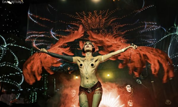 Demonia "DARK RITUALS" SOIRÉE FET1SH, CLUBBING & BD$M
La Nuit Dèmonia est l’événement fétichiste et BD$M incontournable en France depuis 1993. Elle attire un public international avec des performances audacieuses, un dancefloor électrisant et un dress code strict (latex, cuir, vinyle, wetlook). Elle investit les plus grands clubs parisiens tout en repoussant sans cesse les limites de la scène alternative. Cette édition sera la soirée de clôture de la Paris Fetish Week, qui se déroule du 23 au 25 octobre 2025 dans différents lieux parisiens.