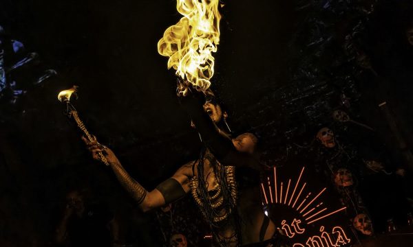 Demonia "DARK RITUALS" SOIRÉE FET1SH, CLUBBING & BD$M
La Nuit Dèmonia est l’événement fétichiste et BD$M incontournable en France depuis 1993. Elle attire un public international avec des performances audacieuses, un dancefloor électrisant et un dress code strict (latex, cuir, vinyle, wetlook). Elle investit les plus grands clubs parisiens tout en repoussant sans cesse les limites de la scène alternative. Cette édition sera la soirée de clôture de la Paris Fetish Week, qui se déroule du 23 au 25 octobre 2025 dans différents lieux parisiens.