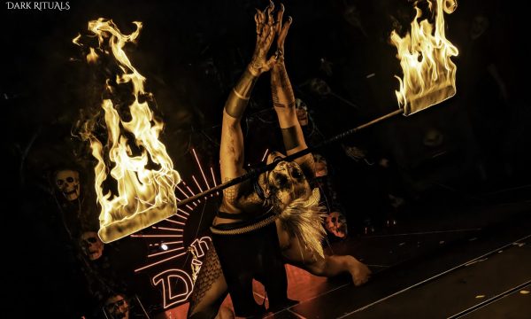 Demonia "DARK RITUALS" SOIRÉE FET1SH, CLUBBING & BD$M
La Nuit Dèmonia est l’événement fétichiste et BD$M incontournable en France depuis 1993. Elle attire un public international avec des performances audacieuses, un dancefloor électrisant et un dress code strict (latex, cuir, vinyle, wetlook). Elle investit les plus grands clubs parisiens tout en repoussant sans cesse les limites de la scène alternative. Cette édition sera la soirée de clôture de la Paris Fetish Week, qui se déroule du 23 au 25 octobre 2025 dans différents lieux parisiens.