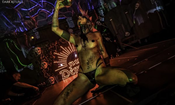 Demonia "DARK RITUALS" SOIRÉE FET1SH, CLUBBING & BD$M
La Nuit Dèmonia est l’événement fétichiste et BD$M incontournable en France depuis 1993. Elle attire un public international avec des performances audacieuses, un dancefloor électrisant et un dress code strict (latex, cuir, vinyle, wetlook). Elle investit les plus grands clubs parisiens tout en repoussant sans cesse les limites de la scène alternative. Cette édition sera la soirée de clôture de la Paris Fetish Week, qui se déroule du 23 au 25 octobre 2025 dans différents lieux parisiens.