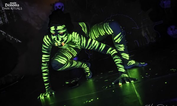 Demonia "DARK RITUALS" SOIRÉE FET1SH, CLUBBING & BD$M
La Nuit Dèmonia est l’événement fétichiste et BD$M incontournable en France depuis 1993. Elle attire un public international avec des performances audacieuses, un dancefloor électrisant et un dress code strict (latex, cuir, vinyle, wetlook). Elle investit les plus grands clubs parisiens tout en repoussant sans cesse les limites de la scène alternative. Cette édition sera la soirée de clôture de la Paris Fetish Week, qui se déroule du 23 au 25 octobre 2025 dans différents lieux parisiens.